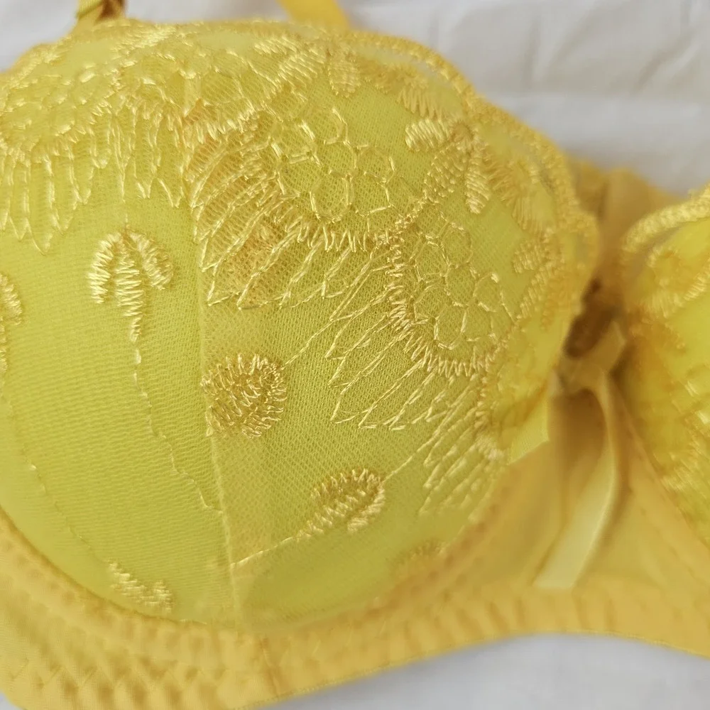 Sophid NWT Womens Lace Padded Bra Size 32B Yellow
